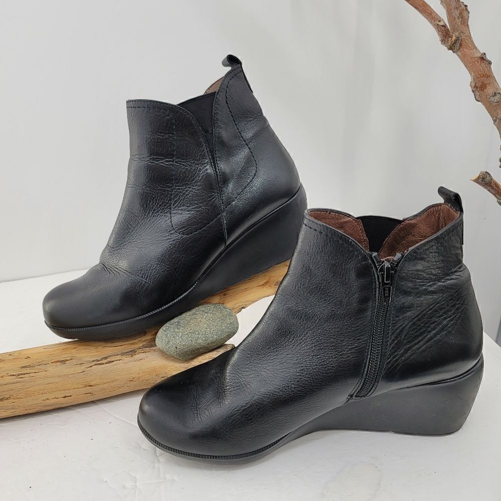 Wonder's black leather wedge booties